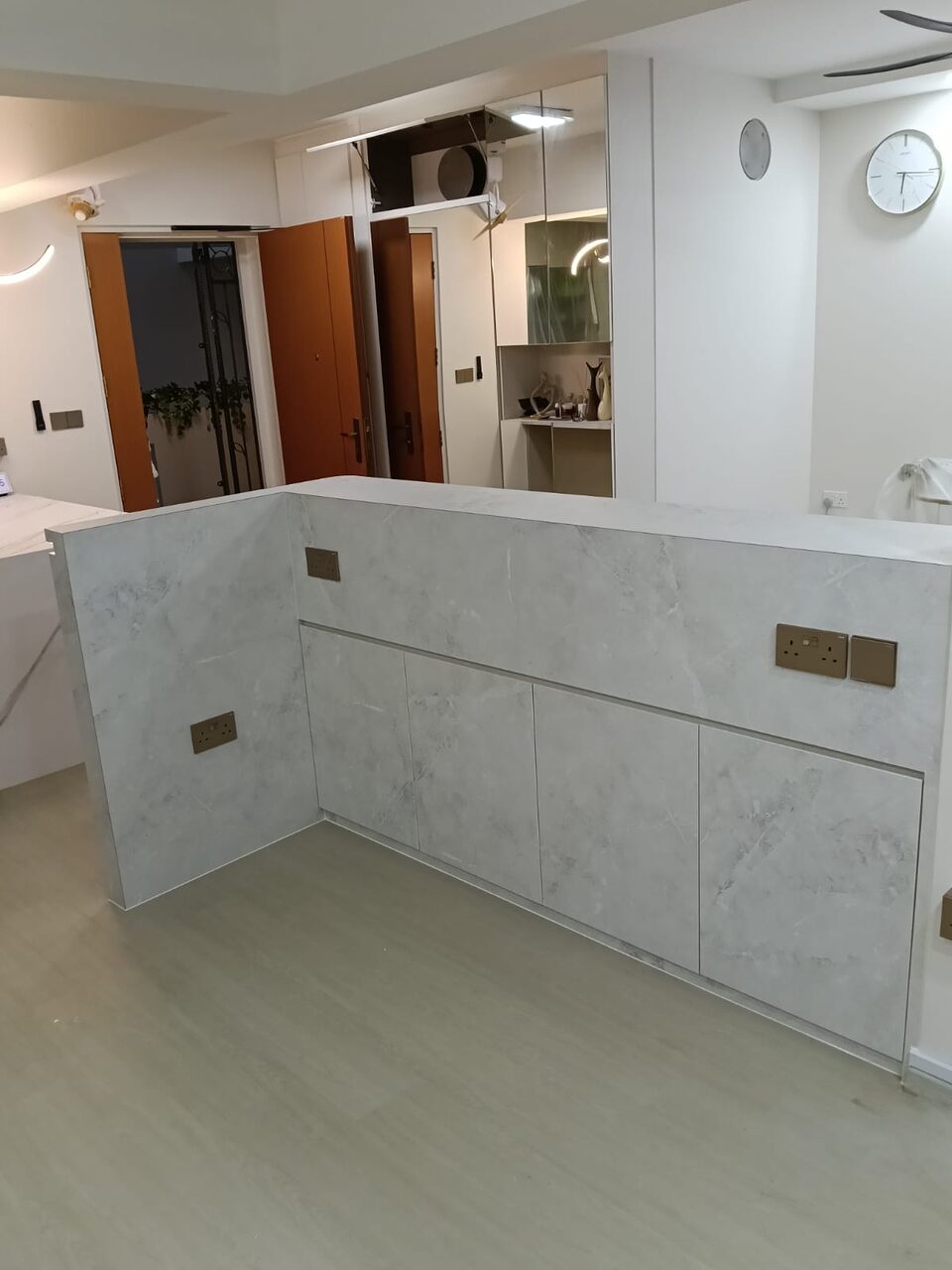 Marble-look counter and concealed storage on the entry side
