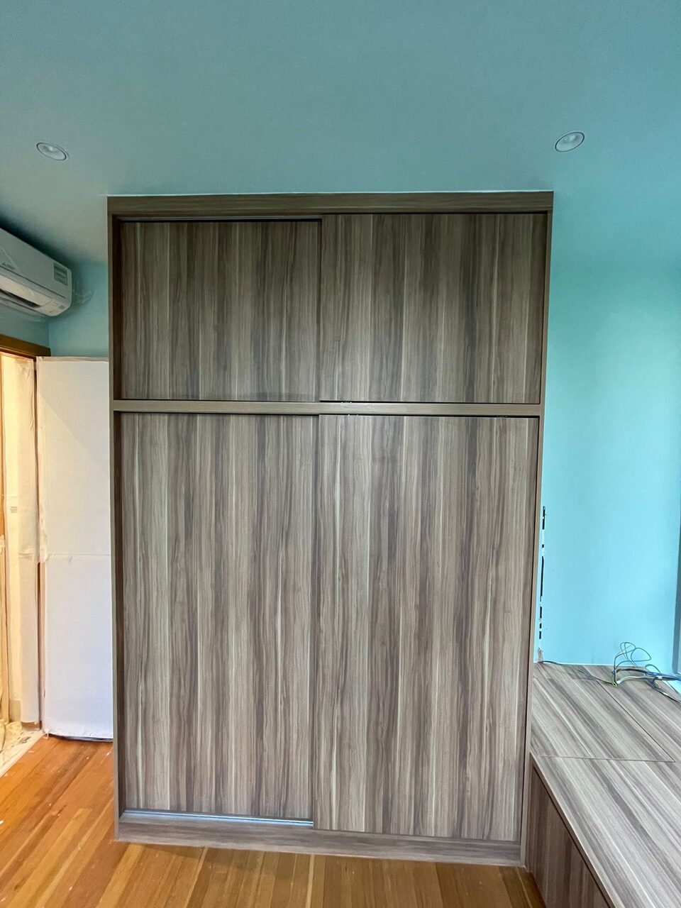 Full-height sliding wardrobe, closed
