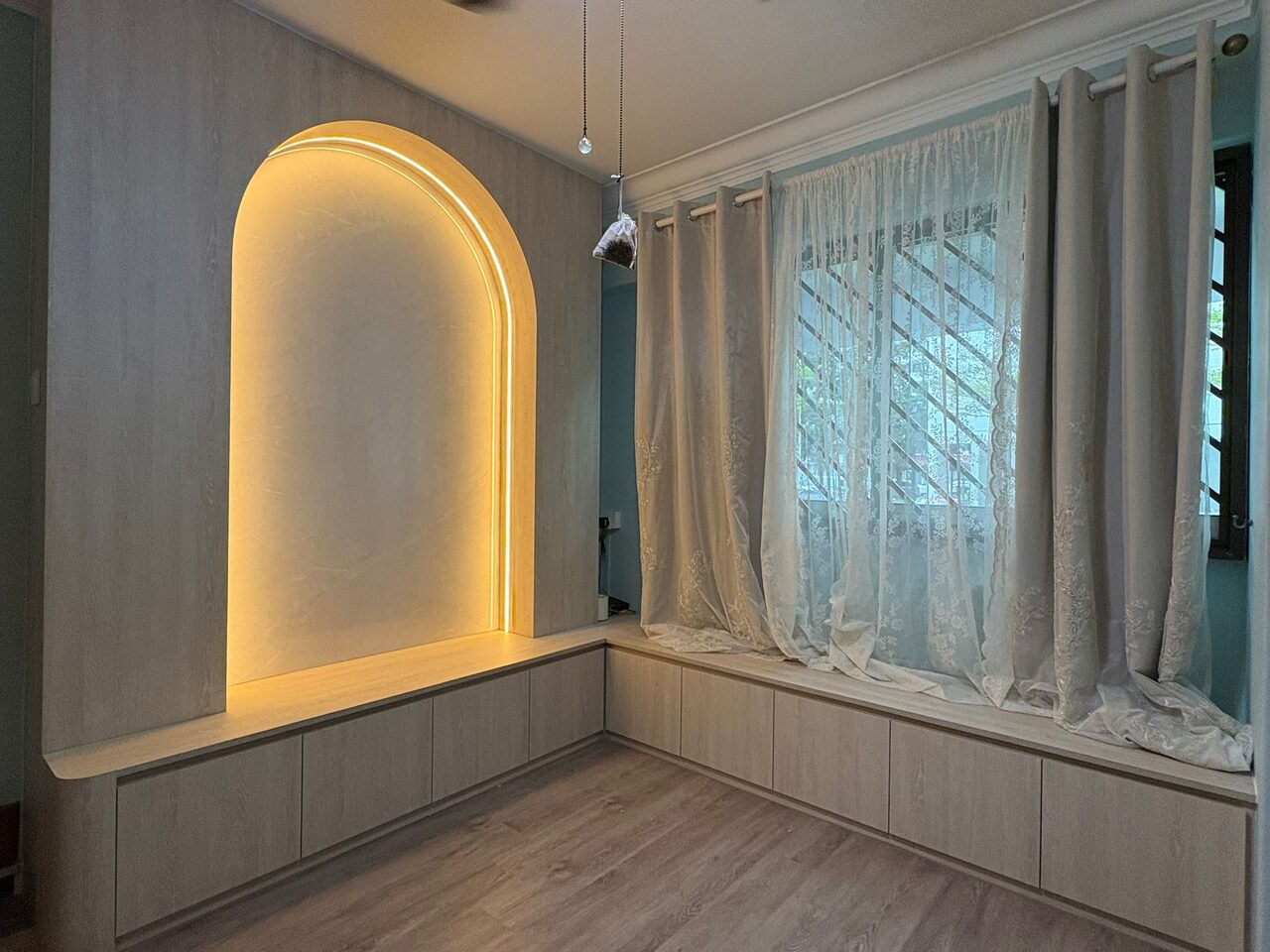 LED-lit microcement arch over an L-shaped oak bench and window seat