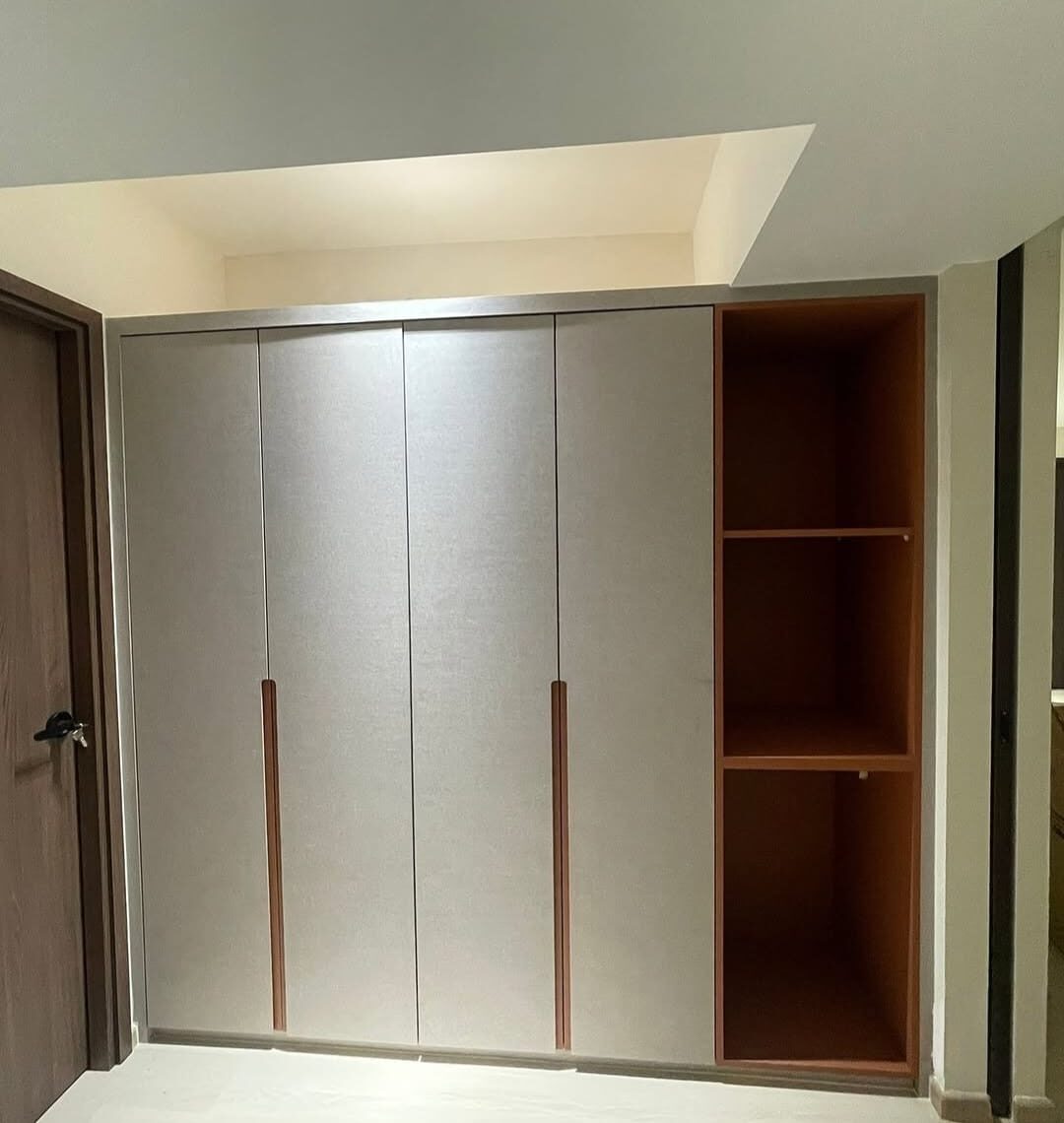 Linen-grey wardrobe with an open walnut display column
