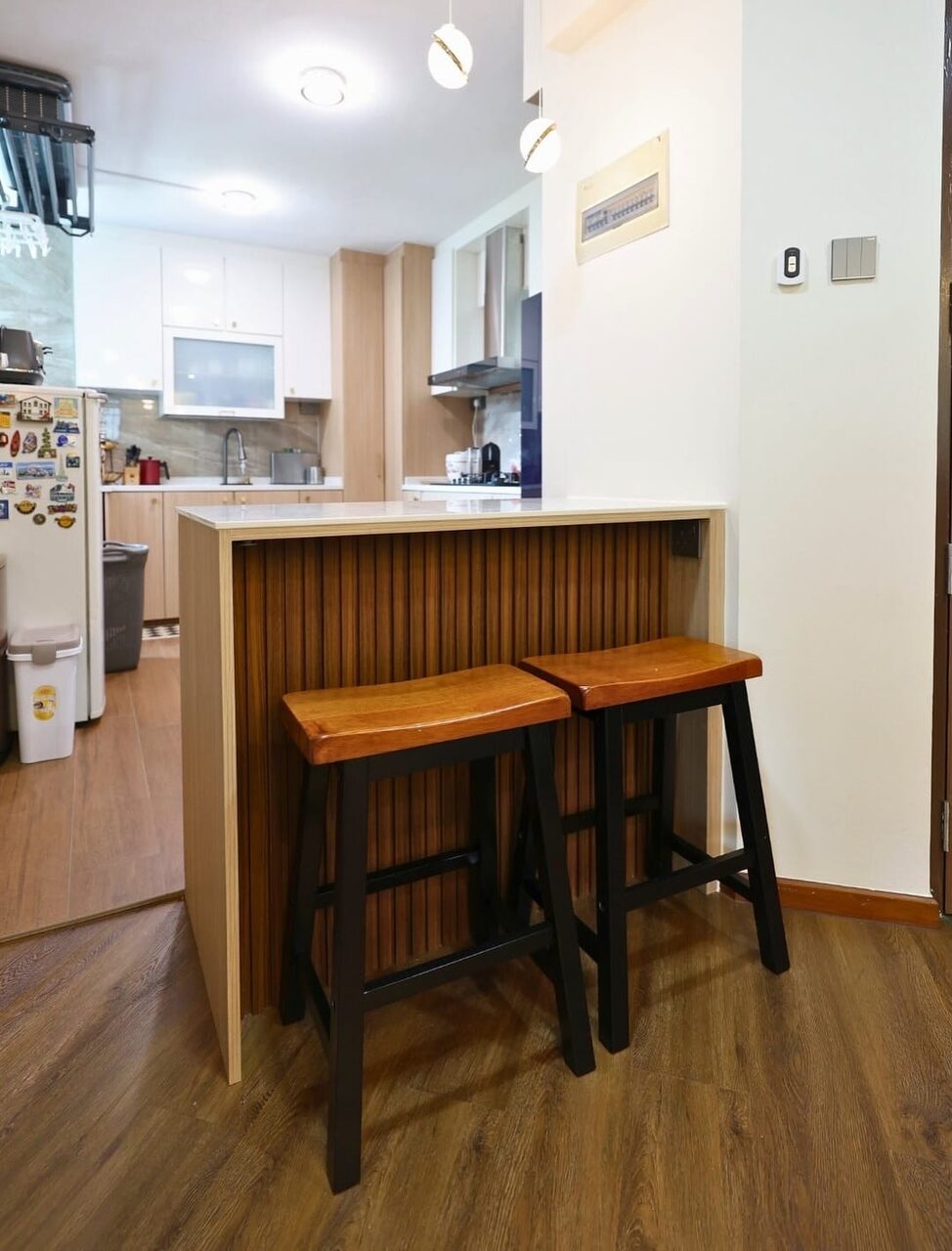 Fluted-front breakfast bar with quartz top and stools