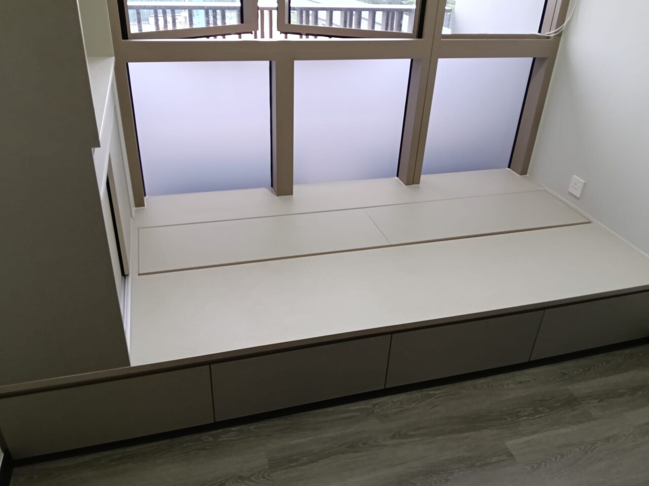 Bay-window platform with storage drawers