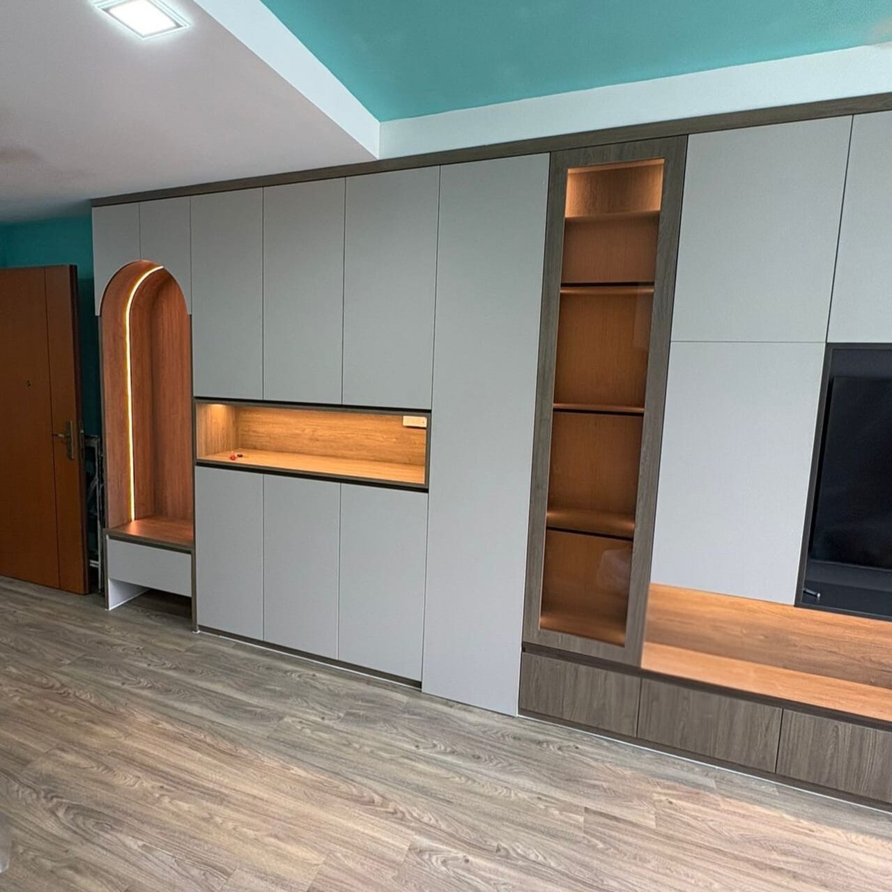 LED-lined arched oak alcove with a built-in bench