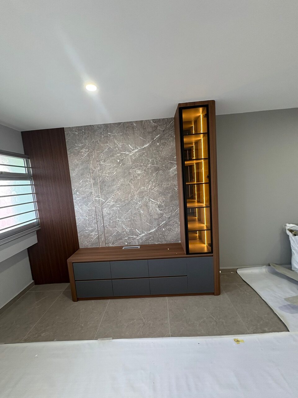 Living feature wall — display column lit