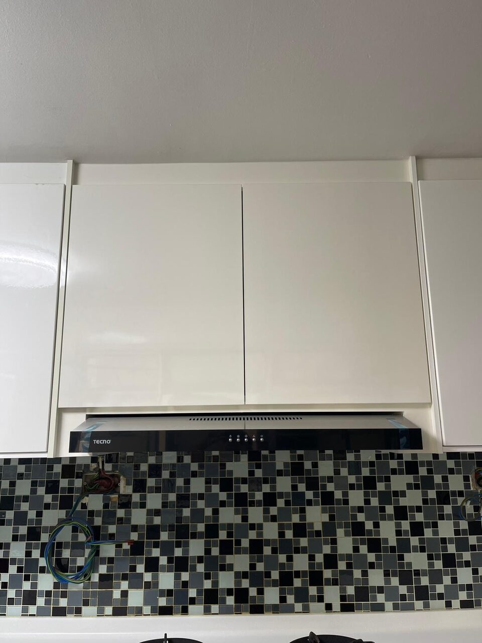 Kitchen overhead closed with Tecno hood