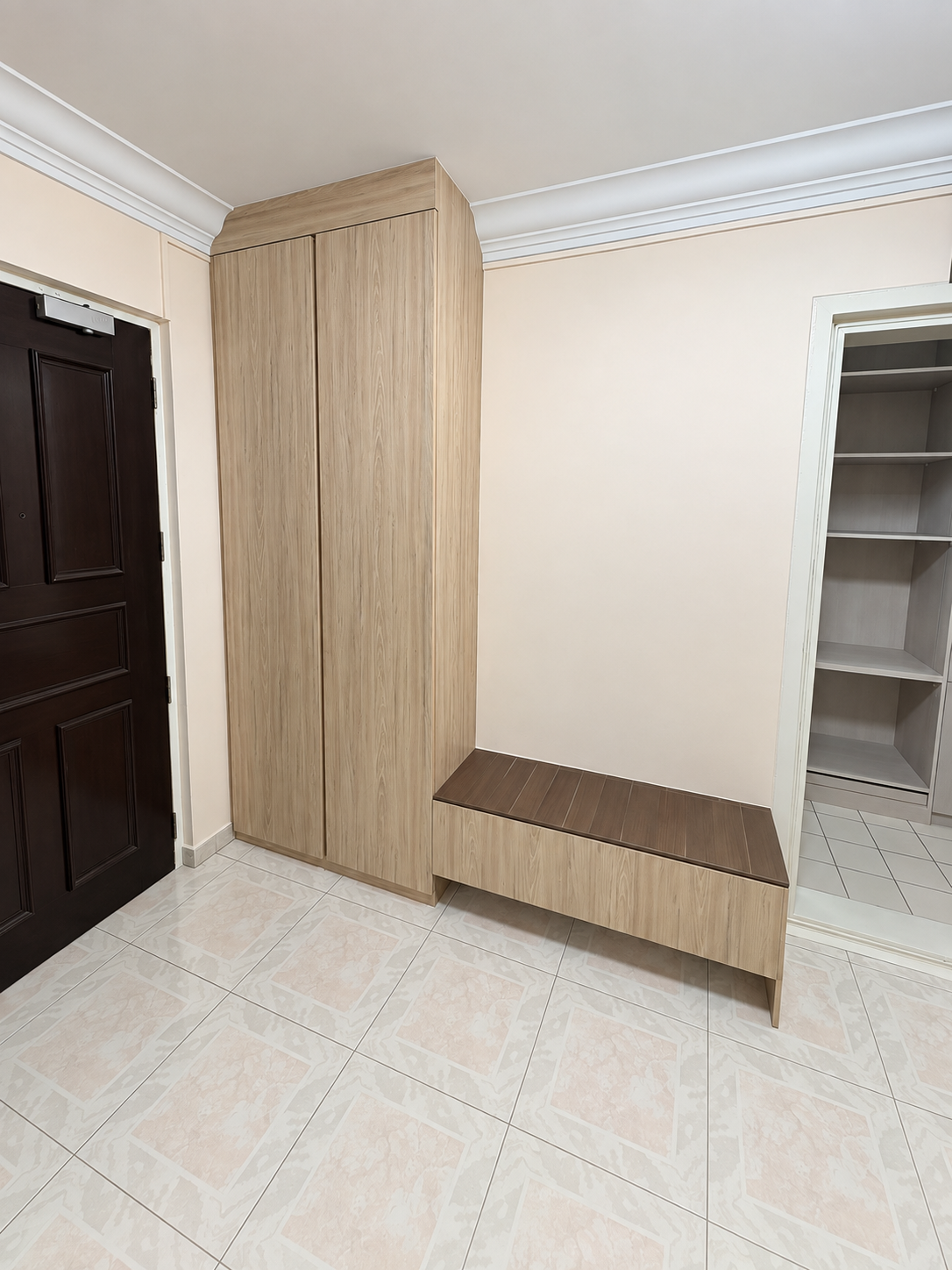 Entryway arch-top wardrobe in oak grain with brown-topped bench seat beside the front door
