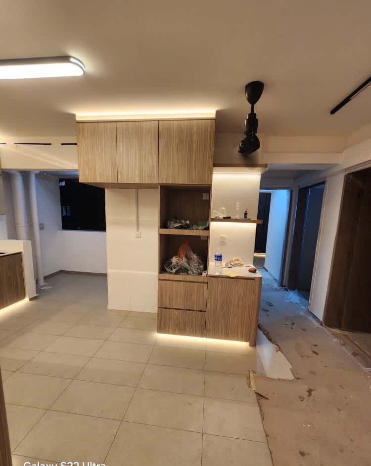 Kitchen — woodgrain open-shelf divider
