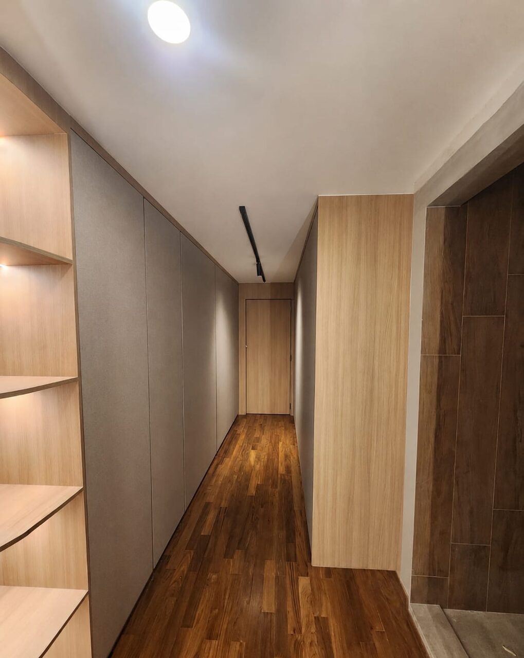Walk-in wardrobe — second angle