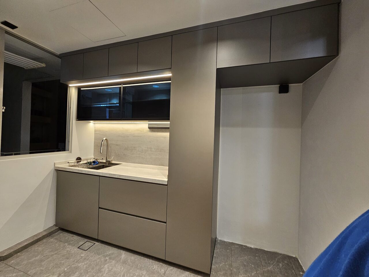 Kitchen — sink and glass uppers