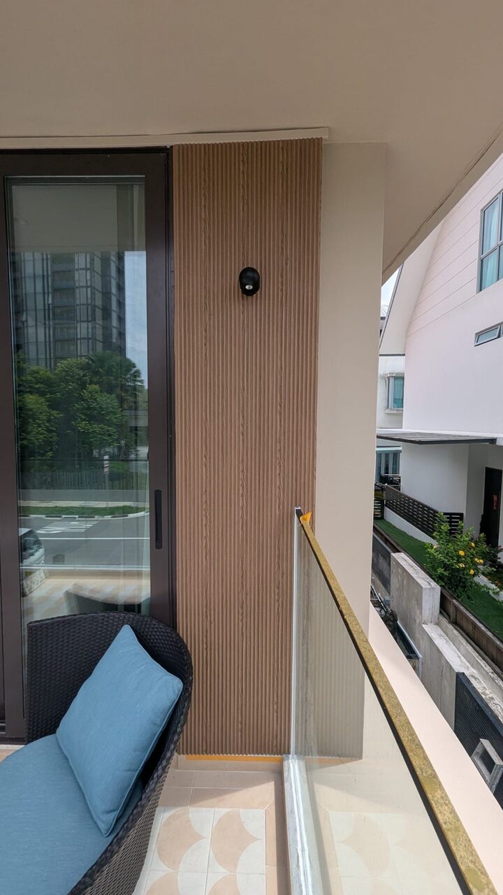 Balcony lounge corner with fluted cladding and a treetop view