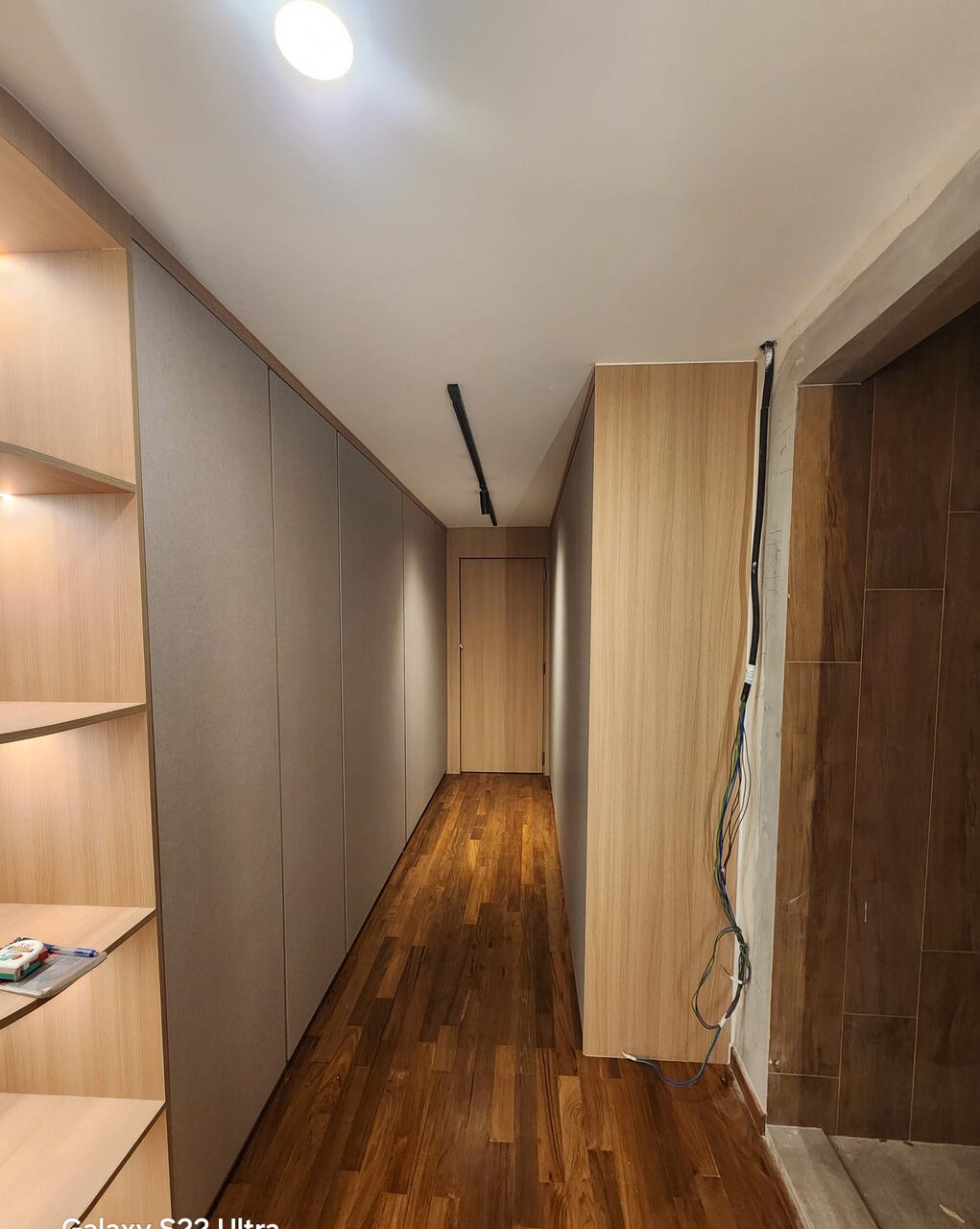 Walk-in wardrobe — corridor