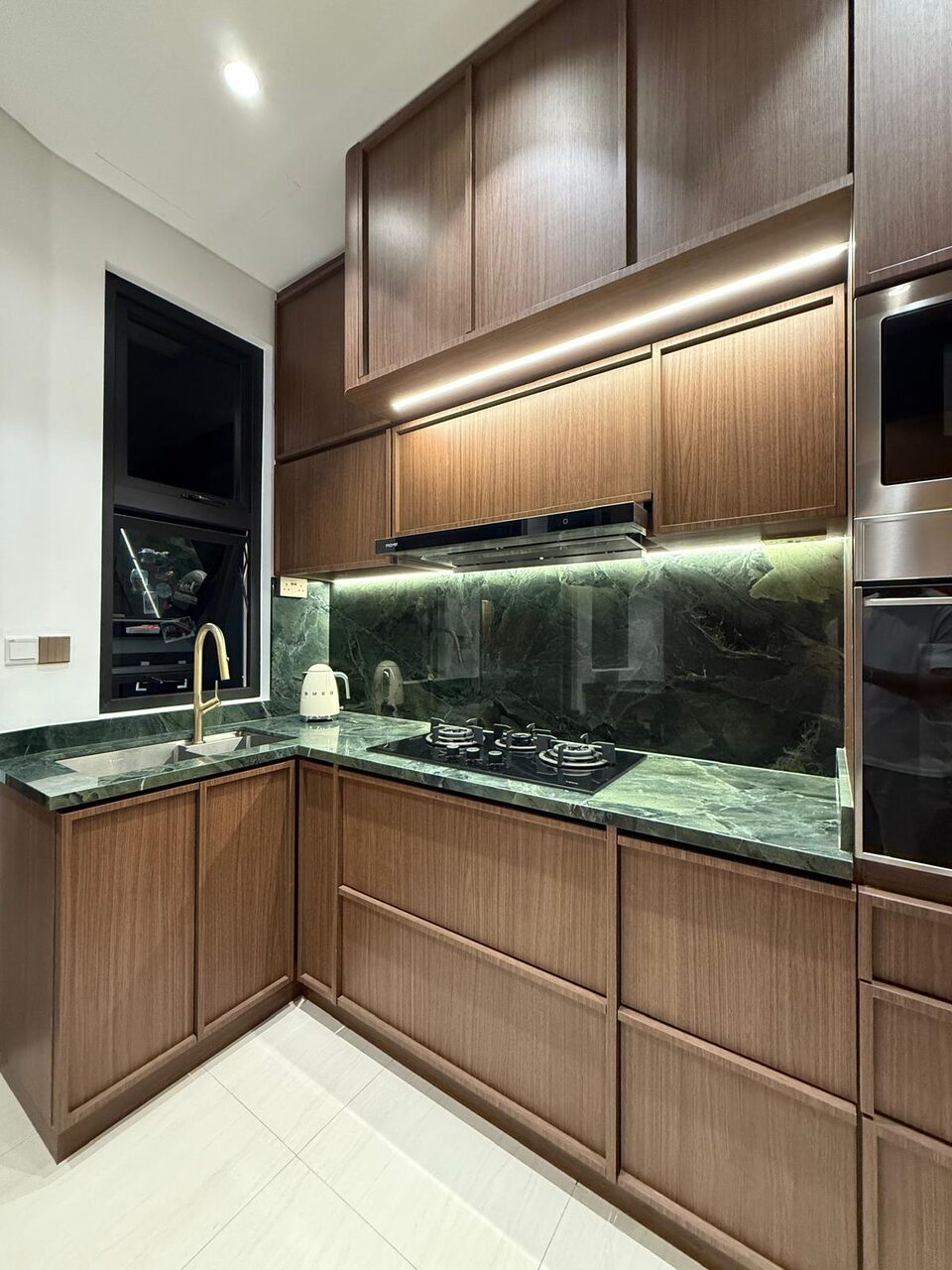 Kitchen, sink and hob run