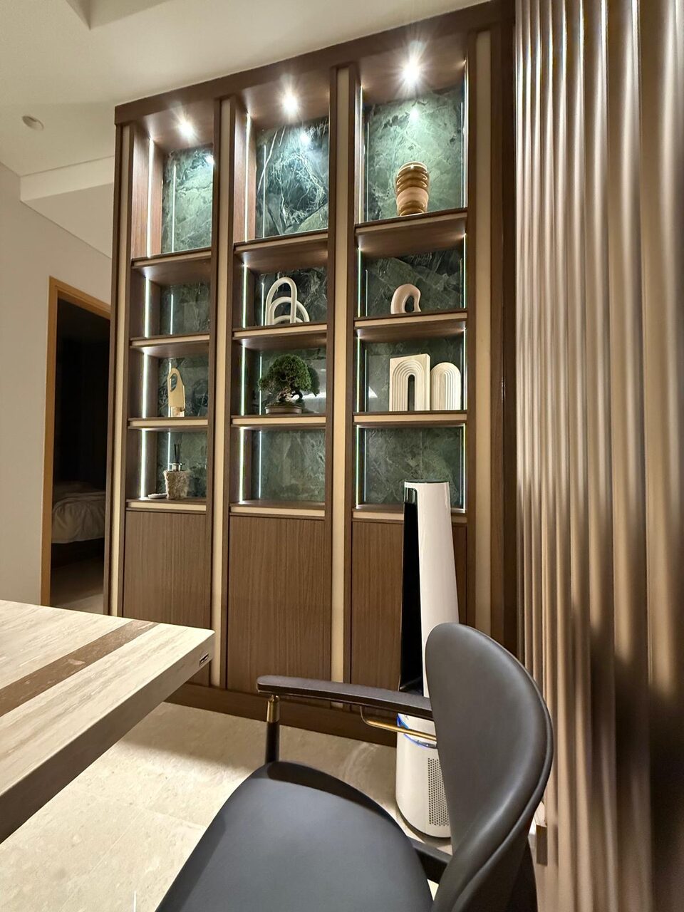 Display wall from the dining counter