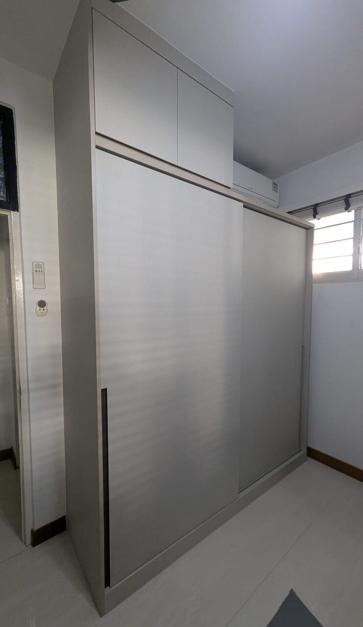 Silver-grey sliding wardrobe with matte-white overhead cabinets
