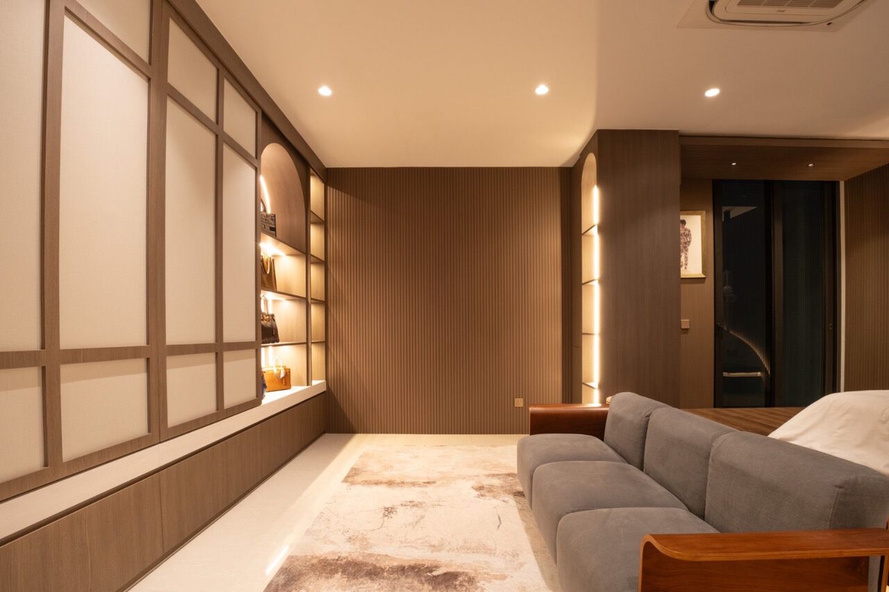 Dressing room with shoji display wall and lounge seating